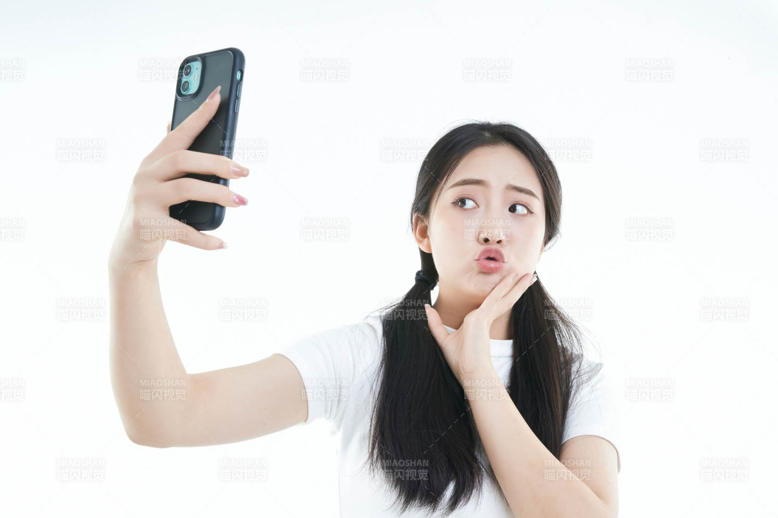 使用手機(jī)的亞洲可愛少女