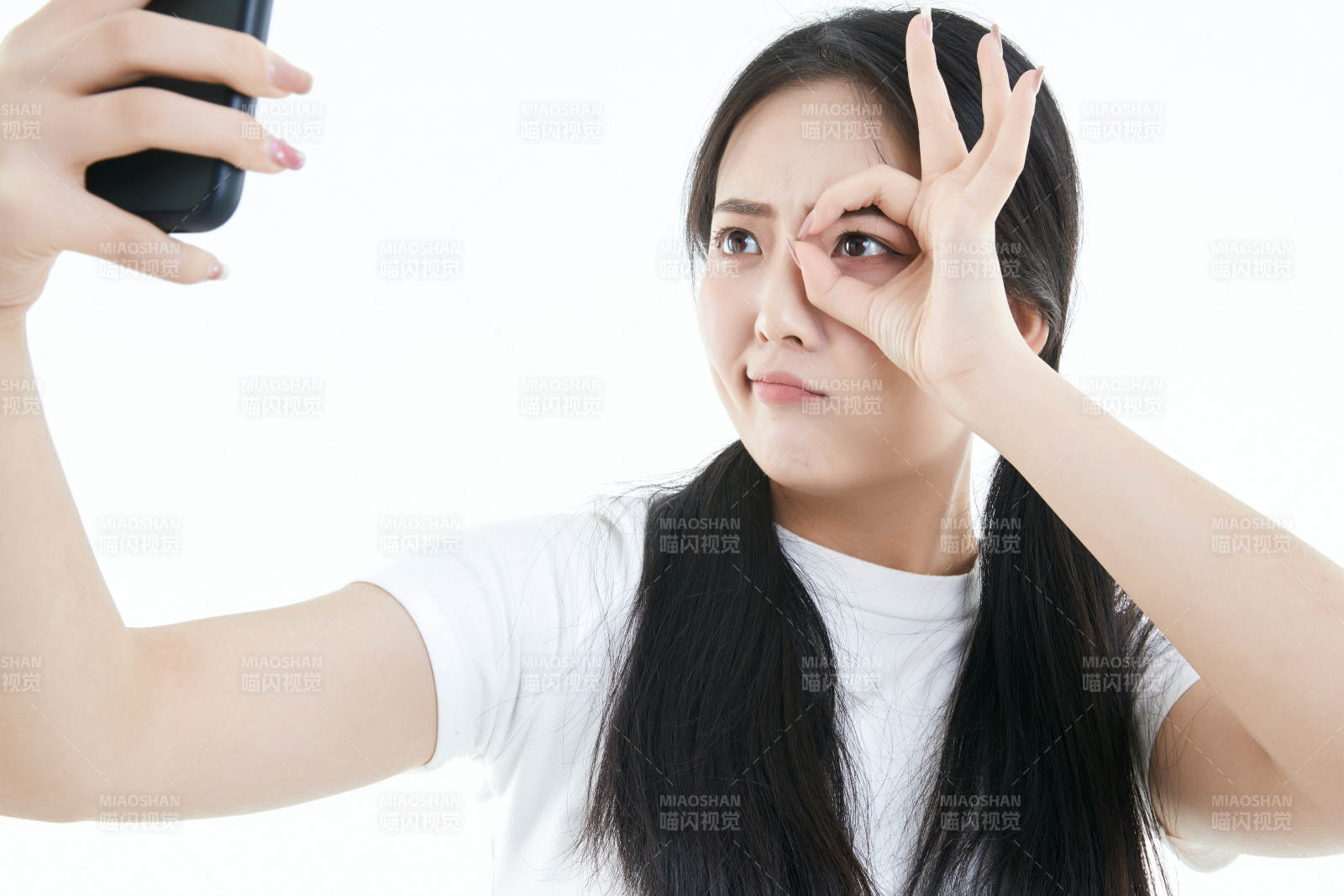 使用手機(jī)的亞洲可愛(ài)少女