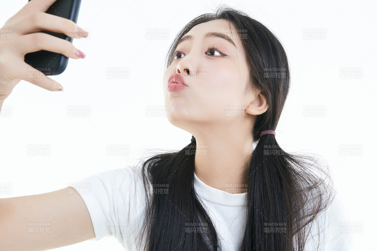 使用手機(jī)的亞洲可愛少女