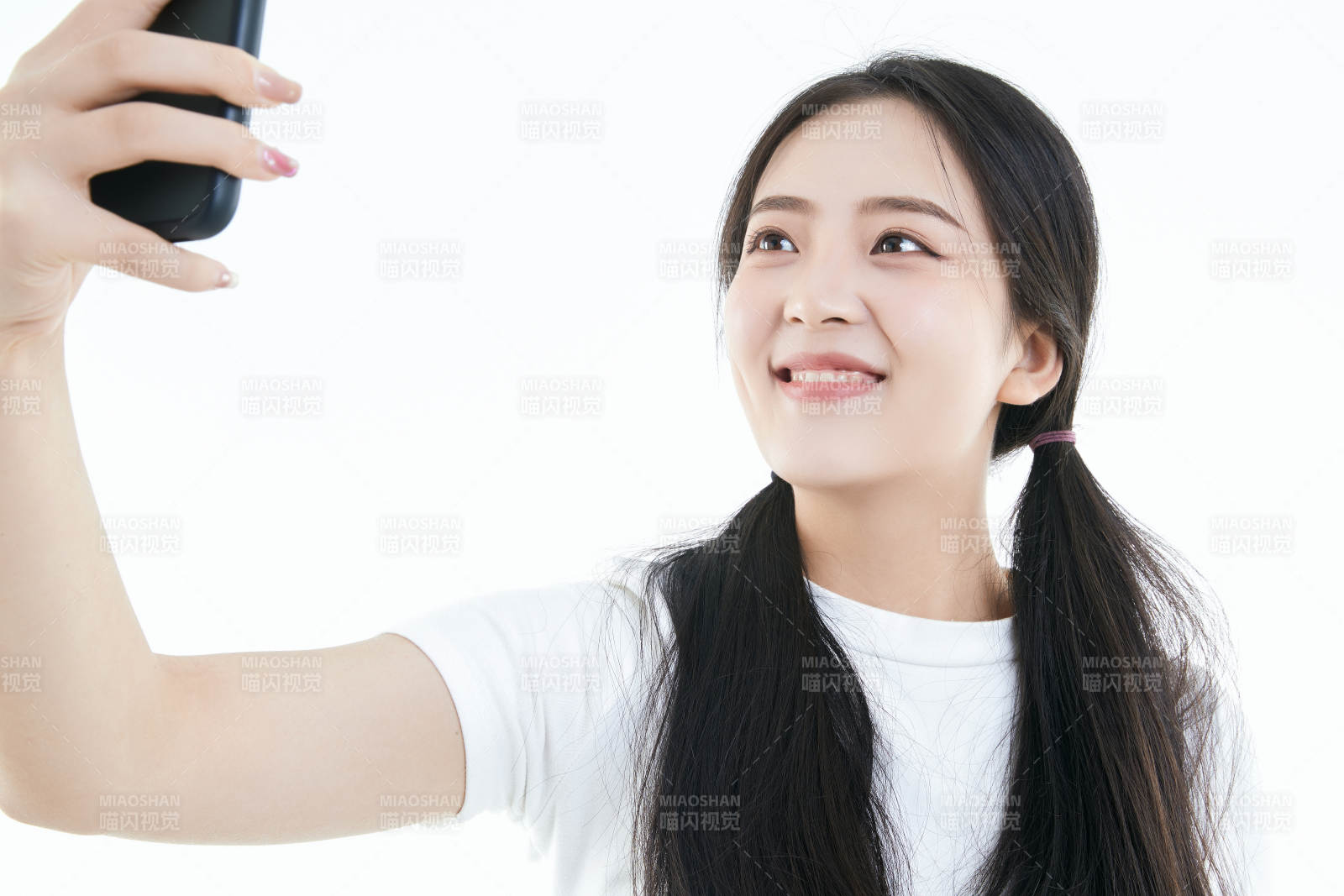 使用手機的亞洲可愛少女