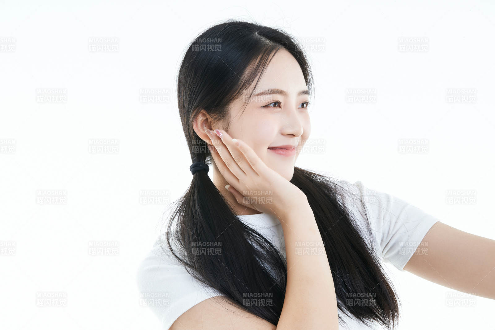 使用手機(jī)的亞洲可愛少女