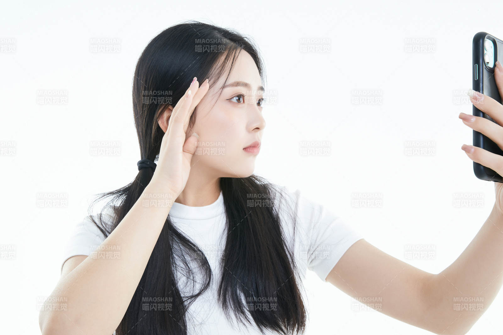 使用手機的亞洲可愛少女