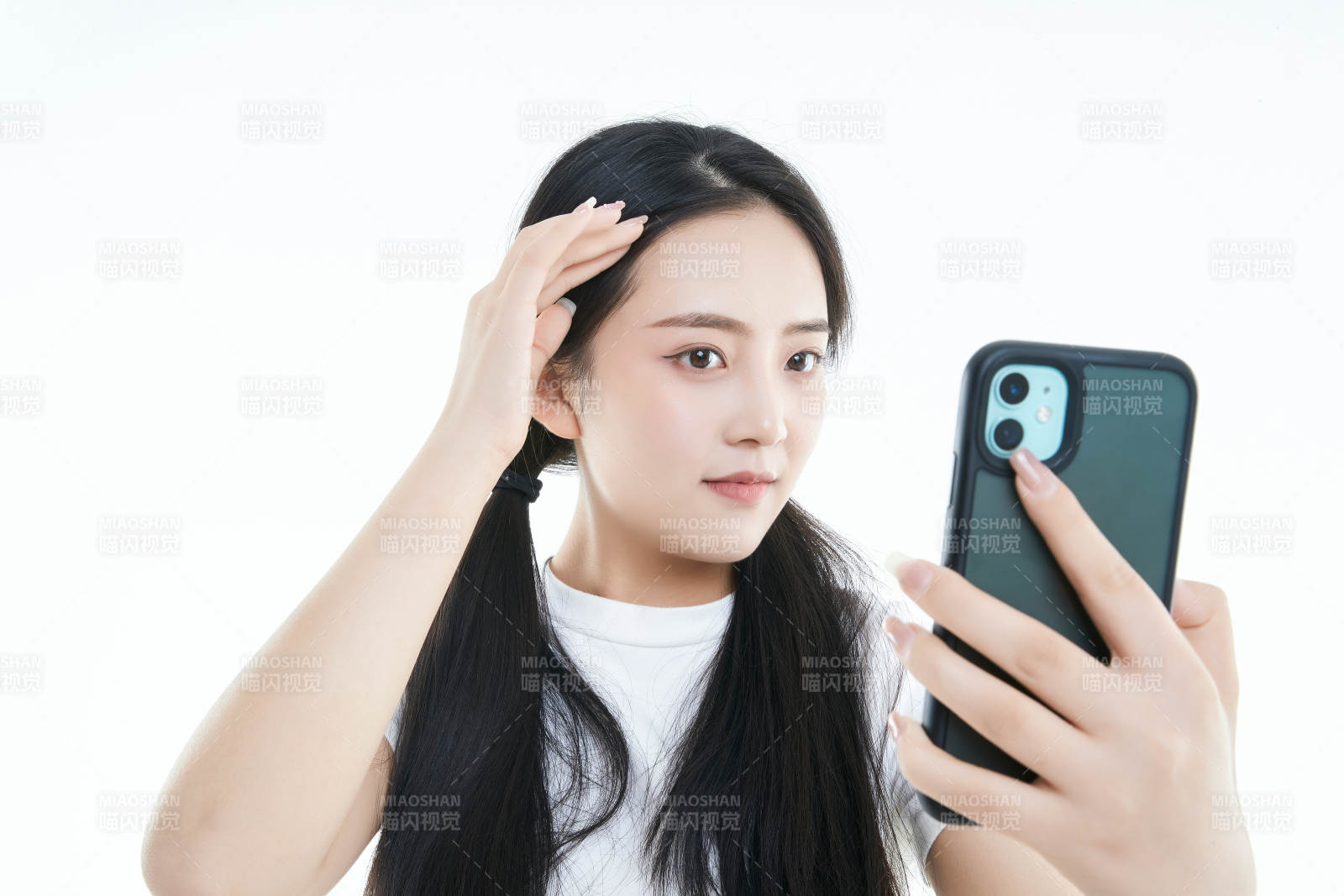 使用手機(jī)的亞洲可愛(ài)少女