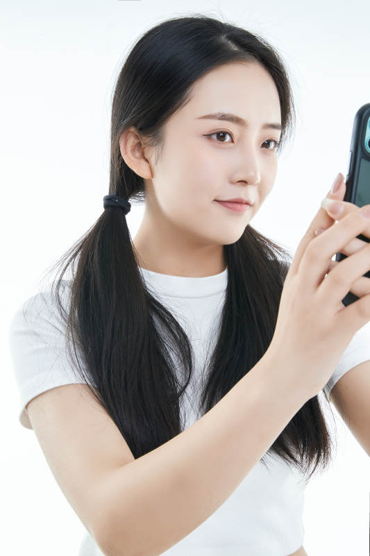 使用手机的亚洲可爱少女