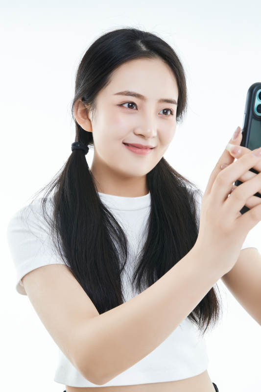 使用手机的亚洲可爱少女