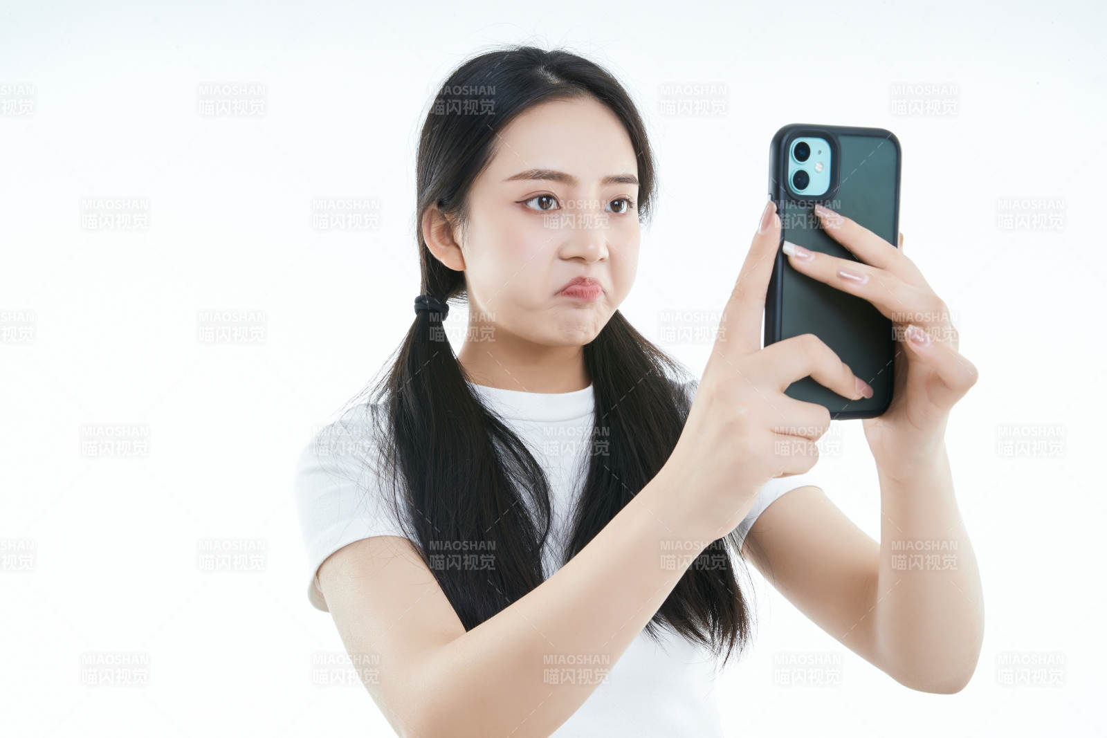 使用手机的亚洲可爱少女