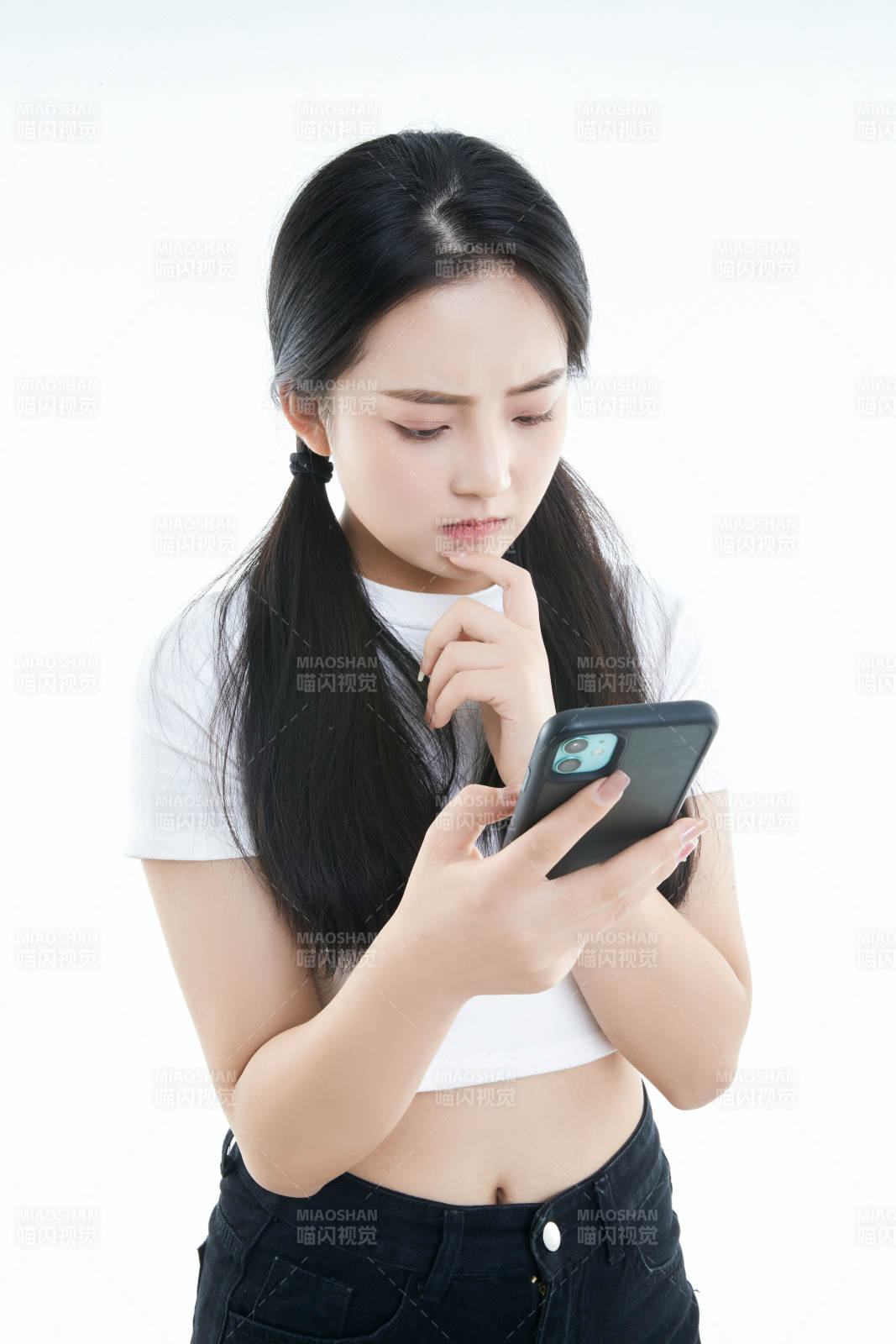 使用手機的亞洲可愛少女