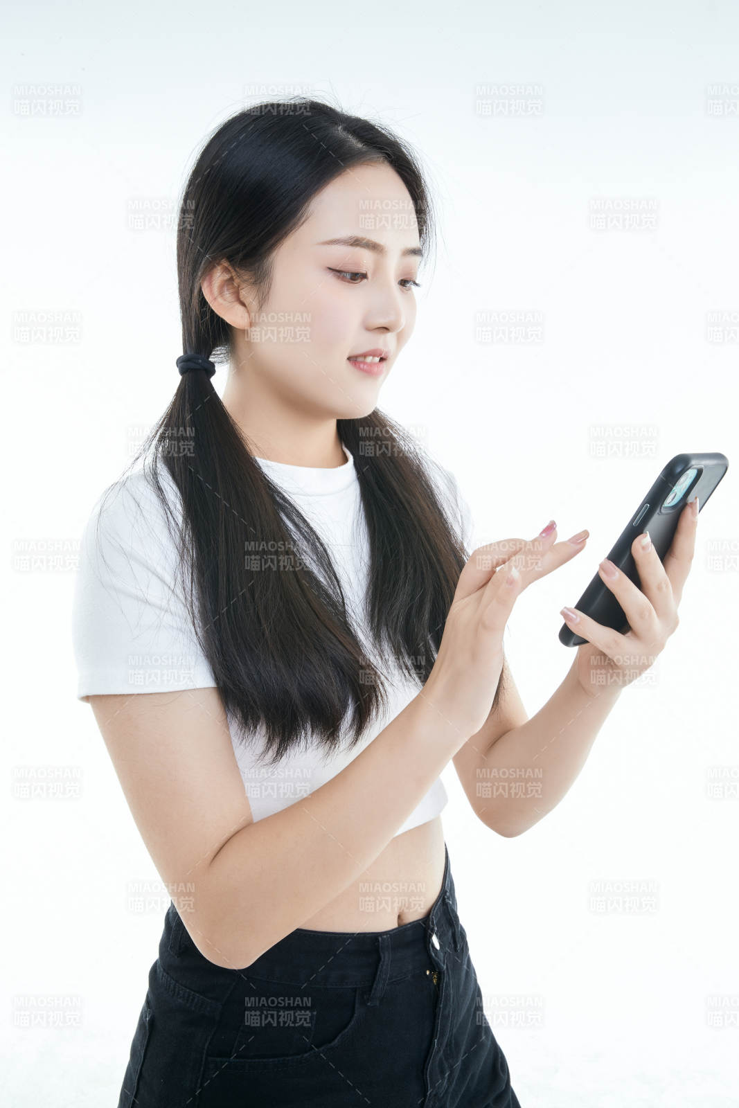 使用手機的亞洲可愛少女