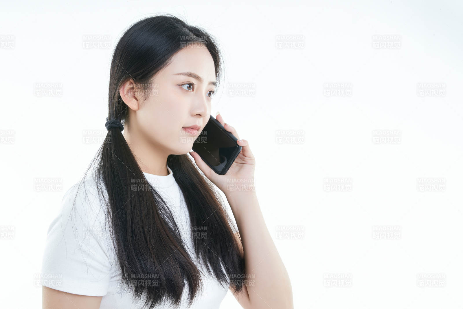 使用手機的亞洲可愛少女