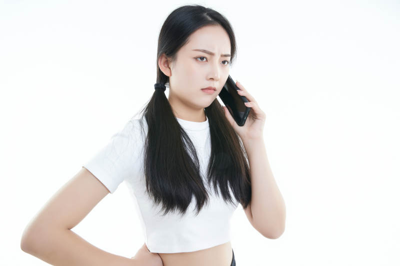 使用手机的亚洲可爱少女