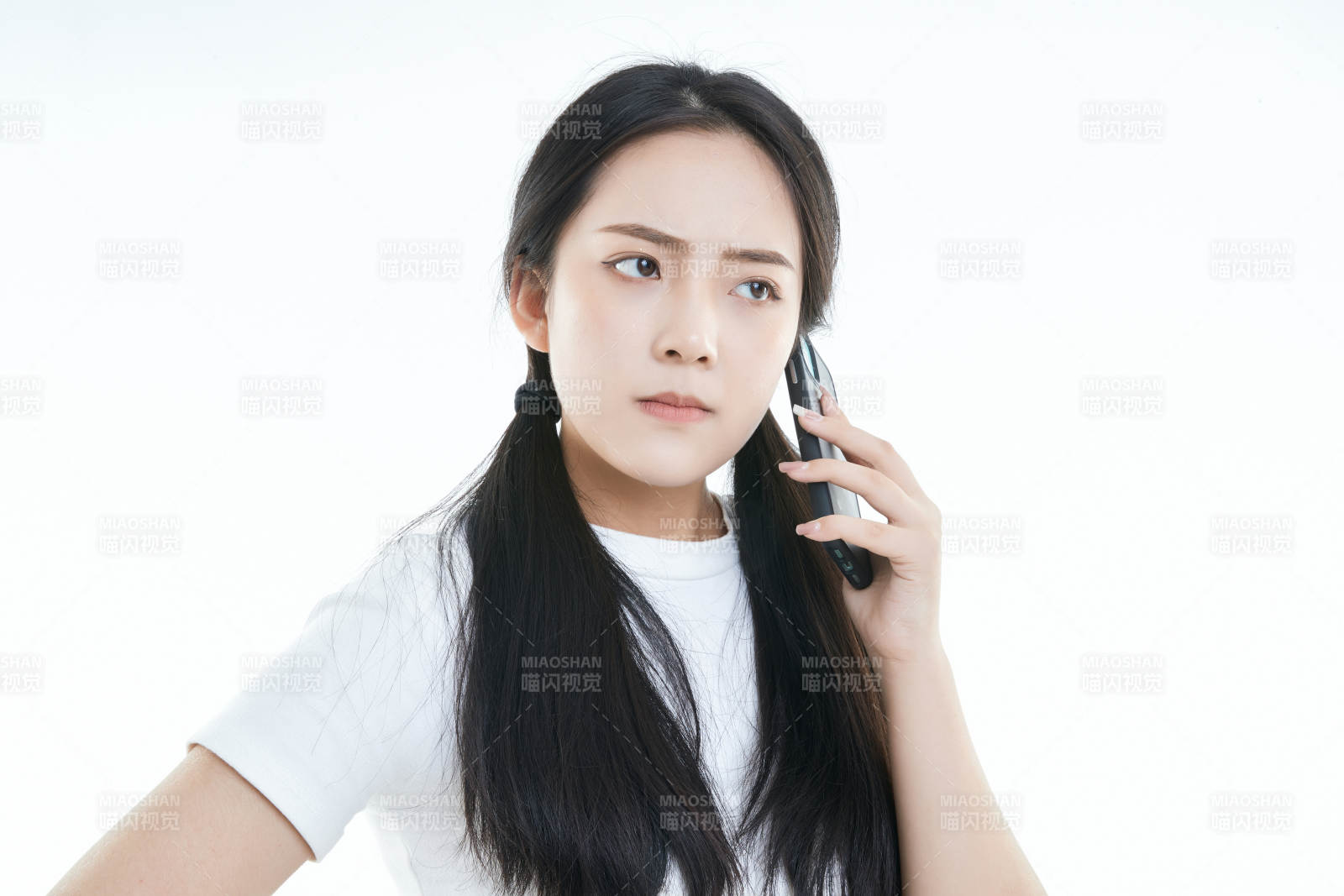 使用手機的亞洲可愛少女