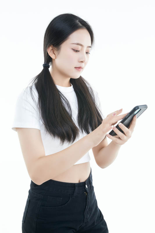 使用手机的亚洲可爱少女