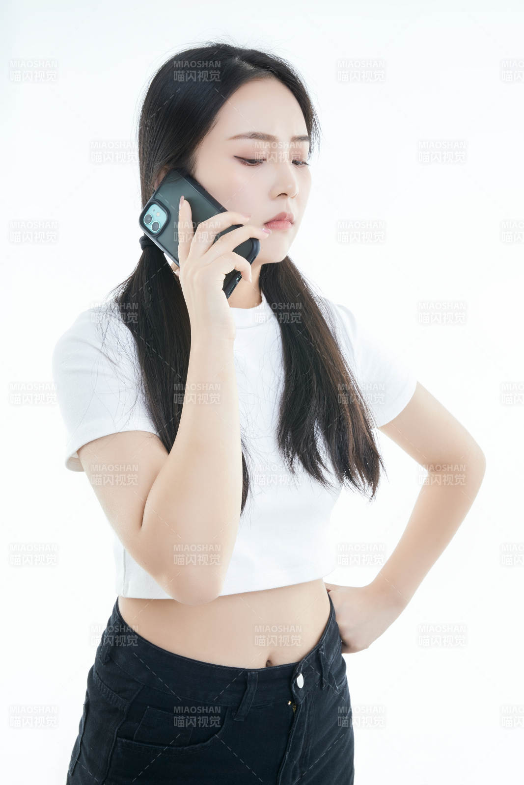 使用手機的亞洲可愛少女