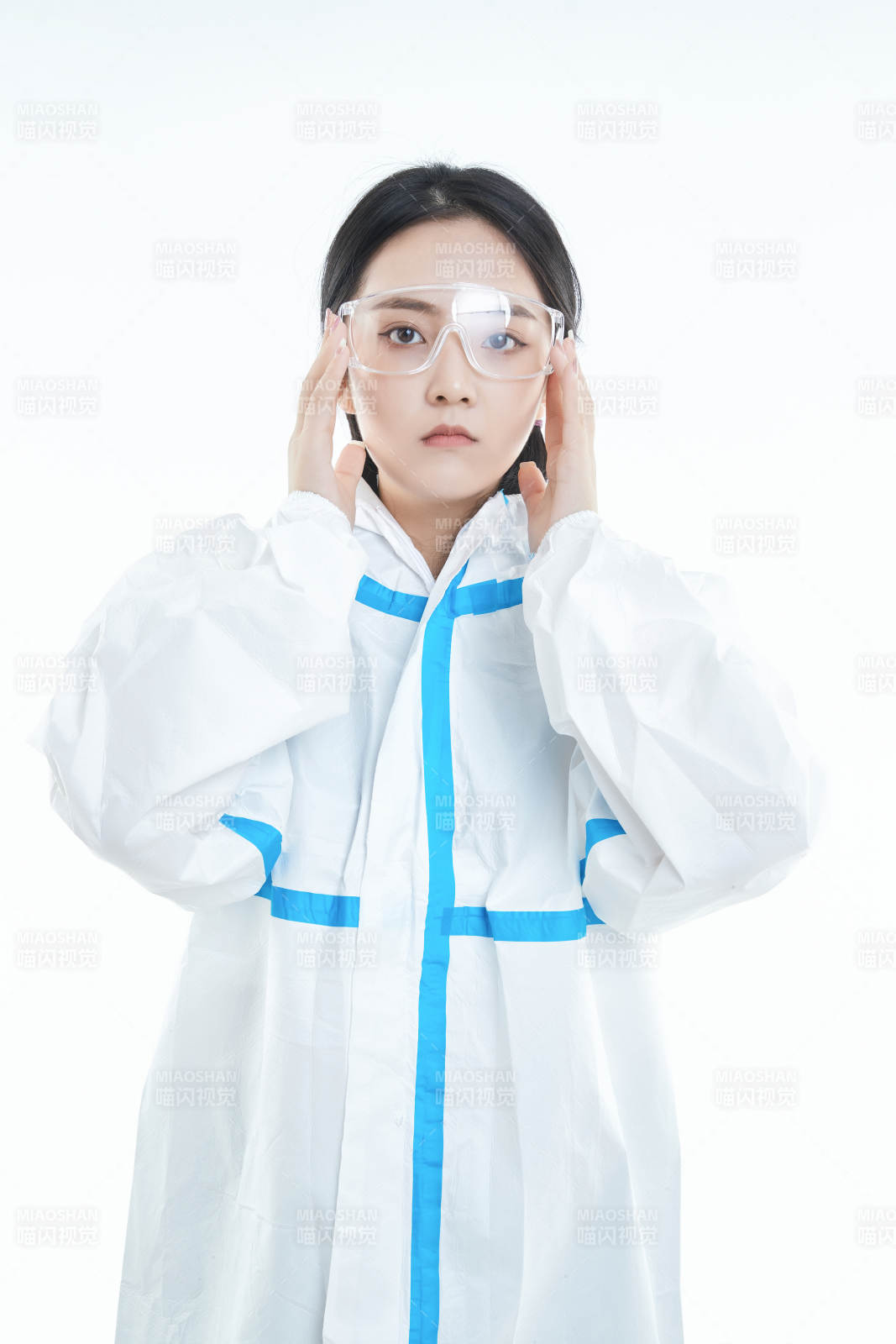 穿白色防護服佩戴護目鏡口罩的女性醫療人員