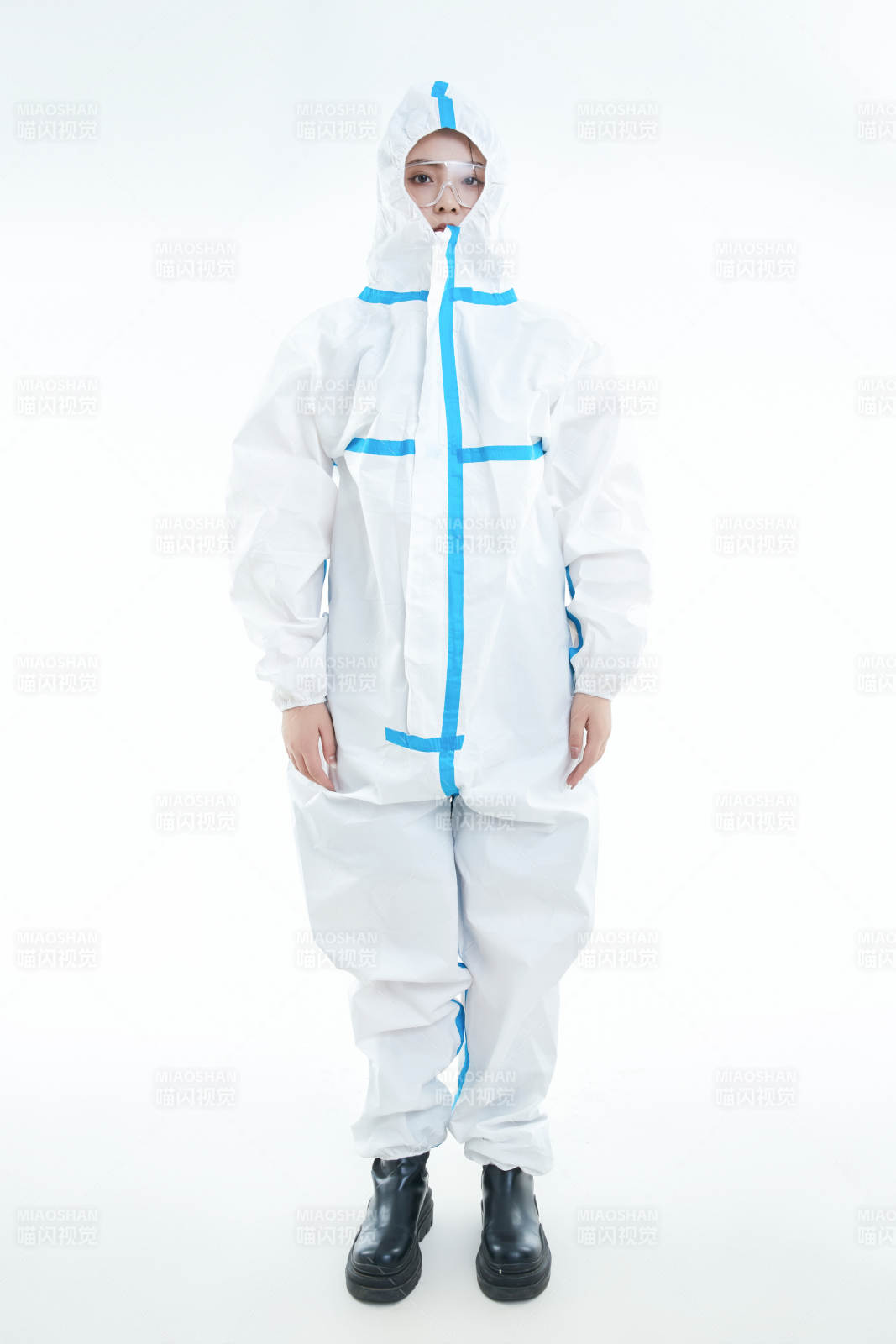 穿白色防護服佩戴護目鏡口罩的女性醫(yī)療人員