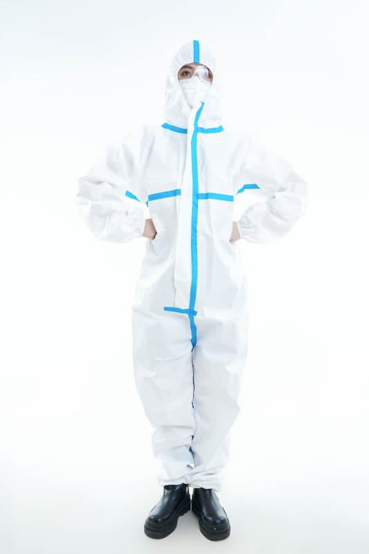 穿白色防护服佩戴护目镜口罩的女性医疗人员