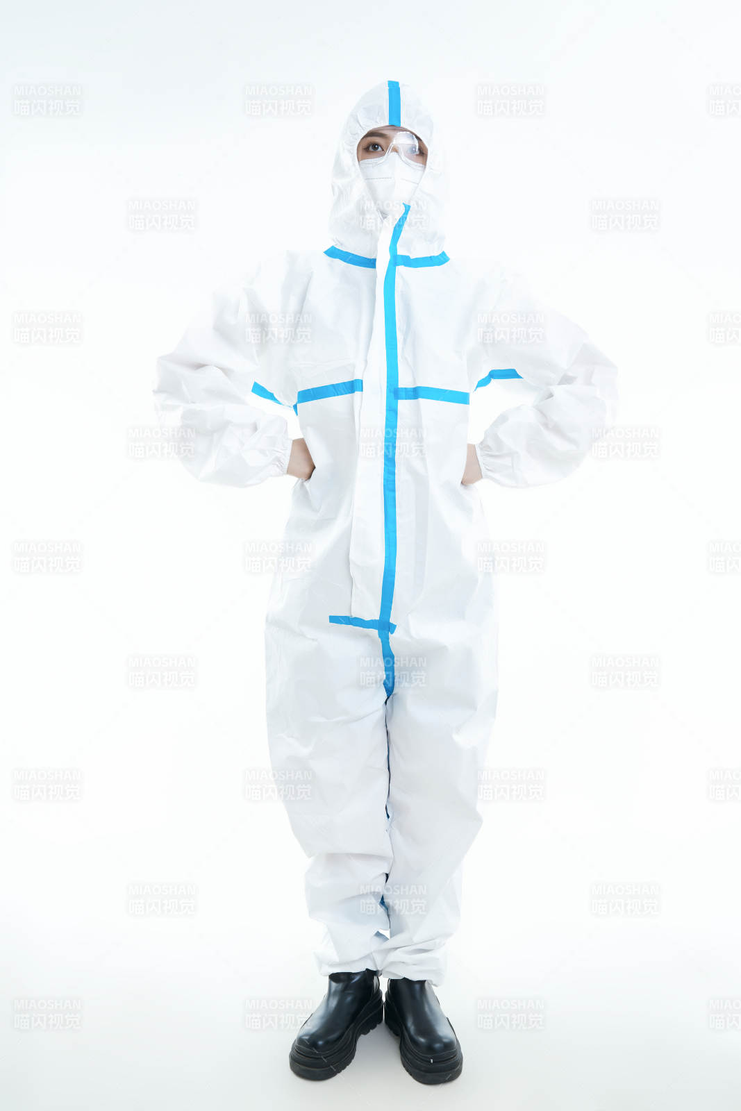 穿白色防护服佩戴护目镜口罩的女性医疗人员