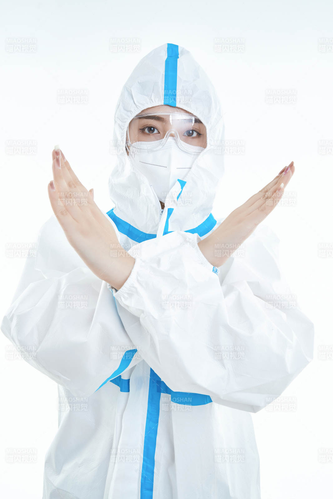 穿白色防護服佩戴護目鏡口罩的女性醫療人員