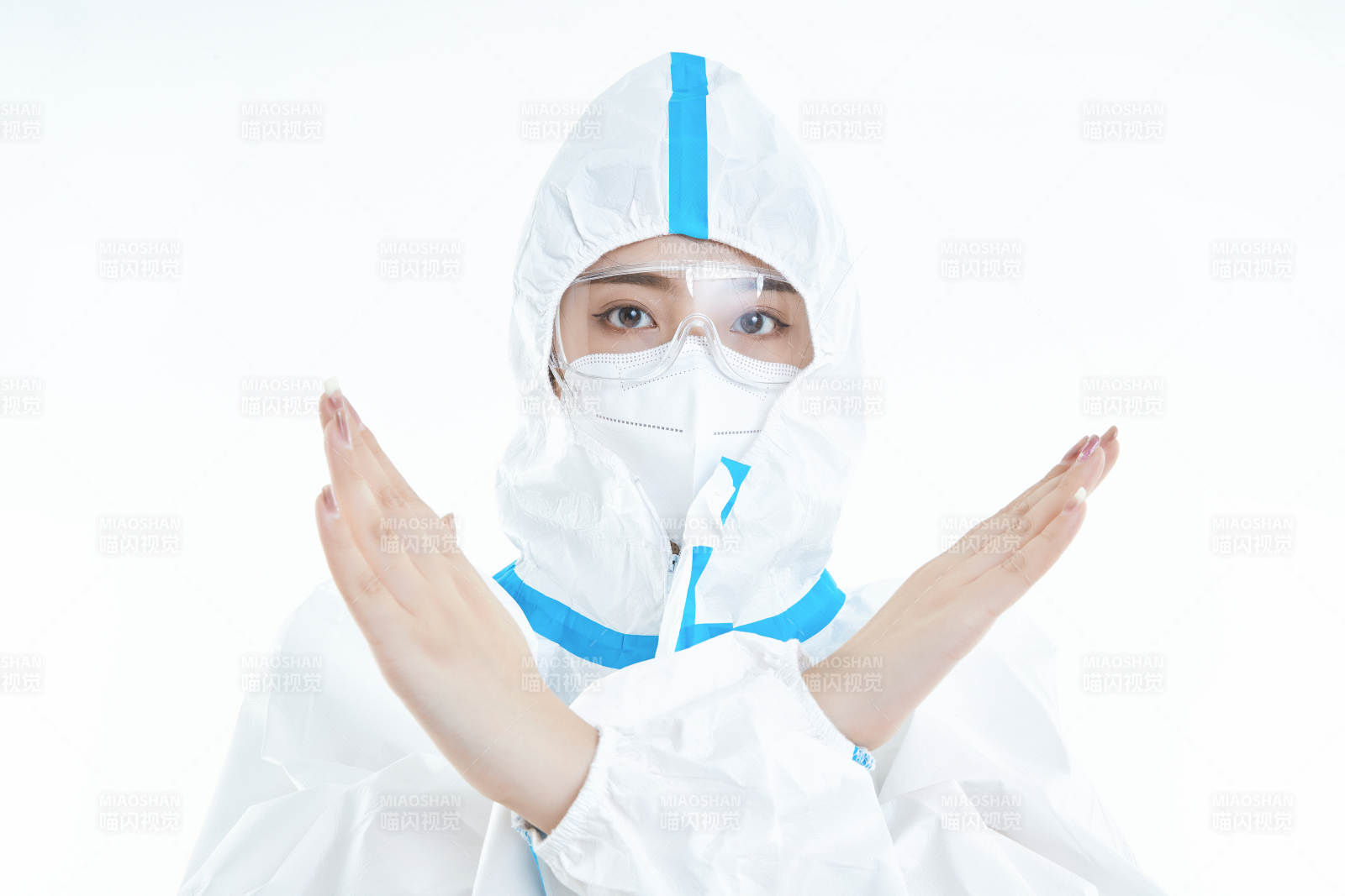 穿白色防護服佩戴護目鏡口罩的女性醫療人員