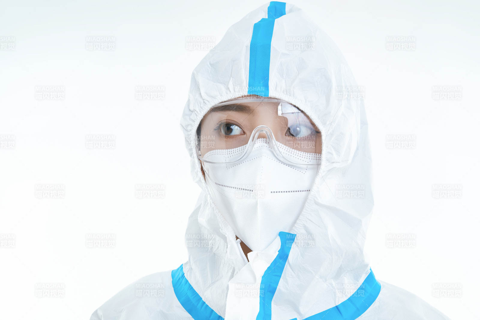 穿白色防護服佩戴護目鏡口罩的女性醫療人員