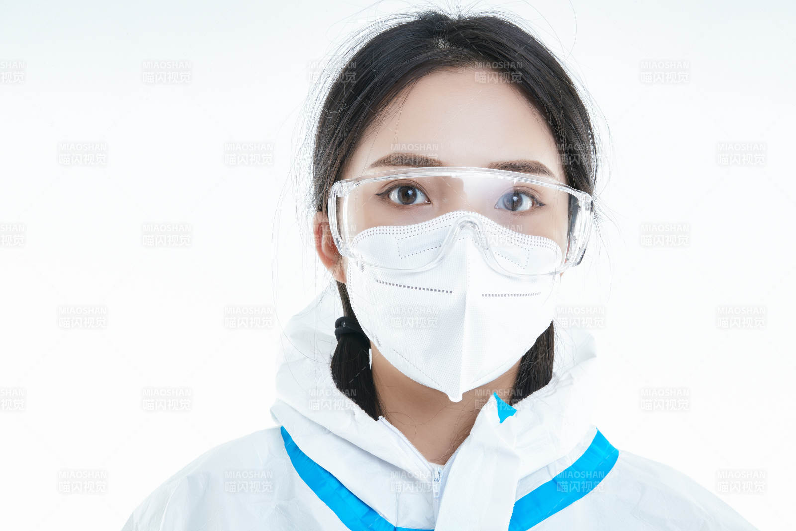 穿白色防護服佩戴護目鏡口罩的女性醫(yī)療人員