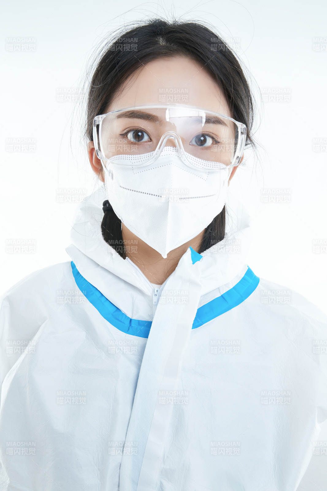 穿白色防護服佩戴護目鏡口罩的女性醫療人員