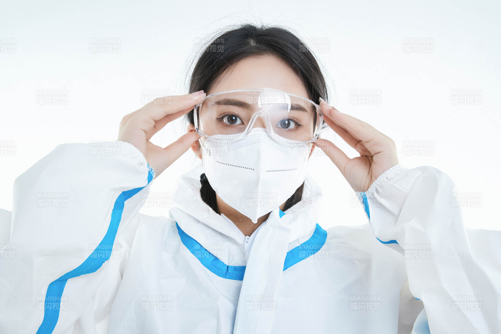 穿白色防護服佩戴護目鏡口罩的女性醫療人員
