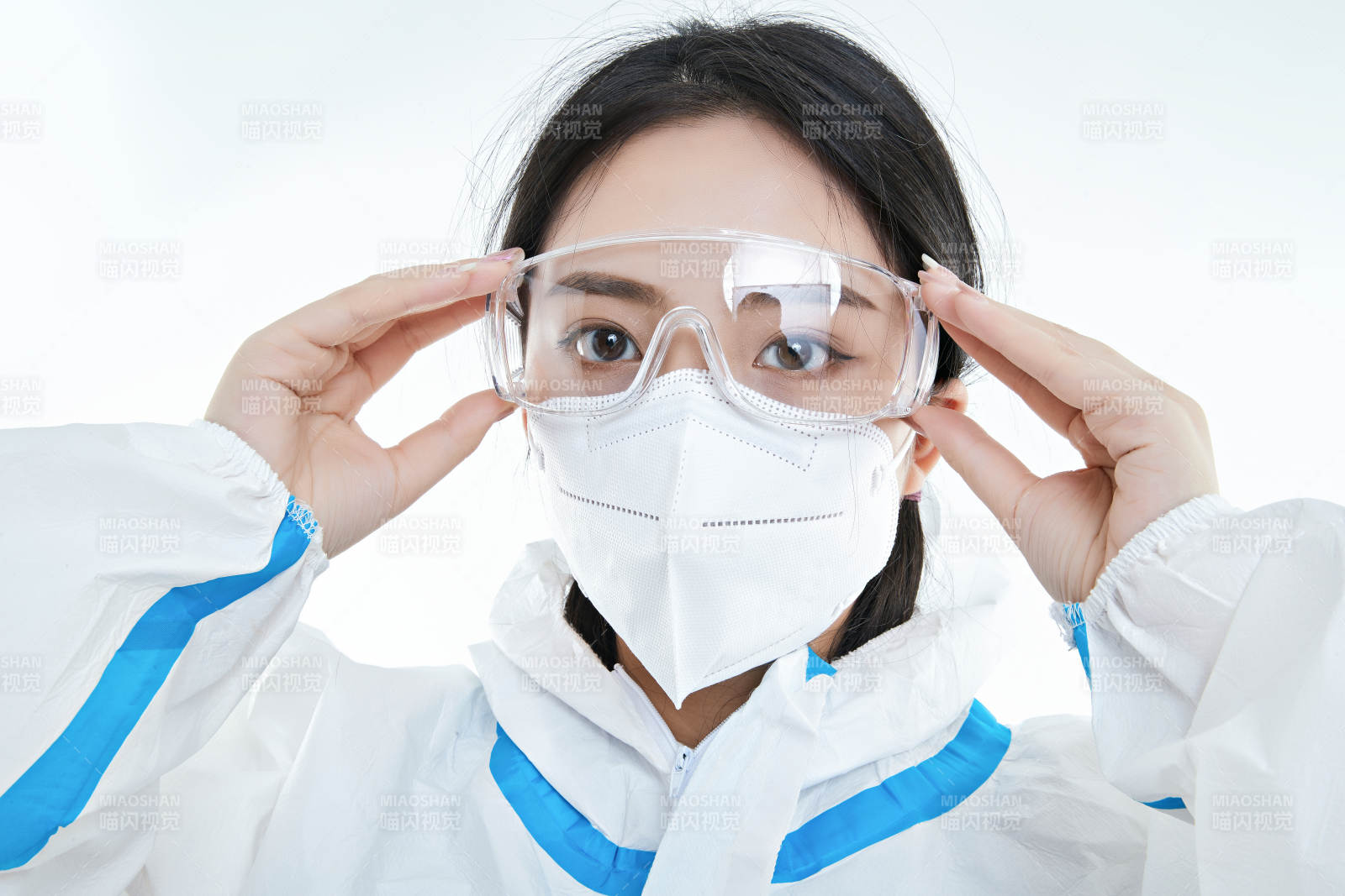 穿白色防護(hù)服佩戴護(hù)目鏡口罩的女性醫(yī)療人員