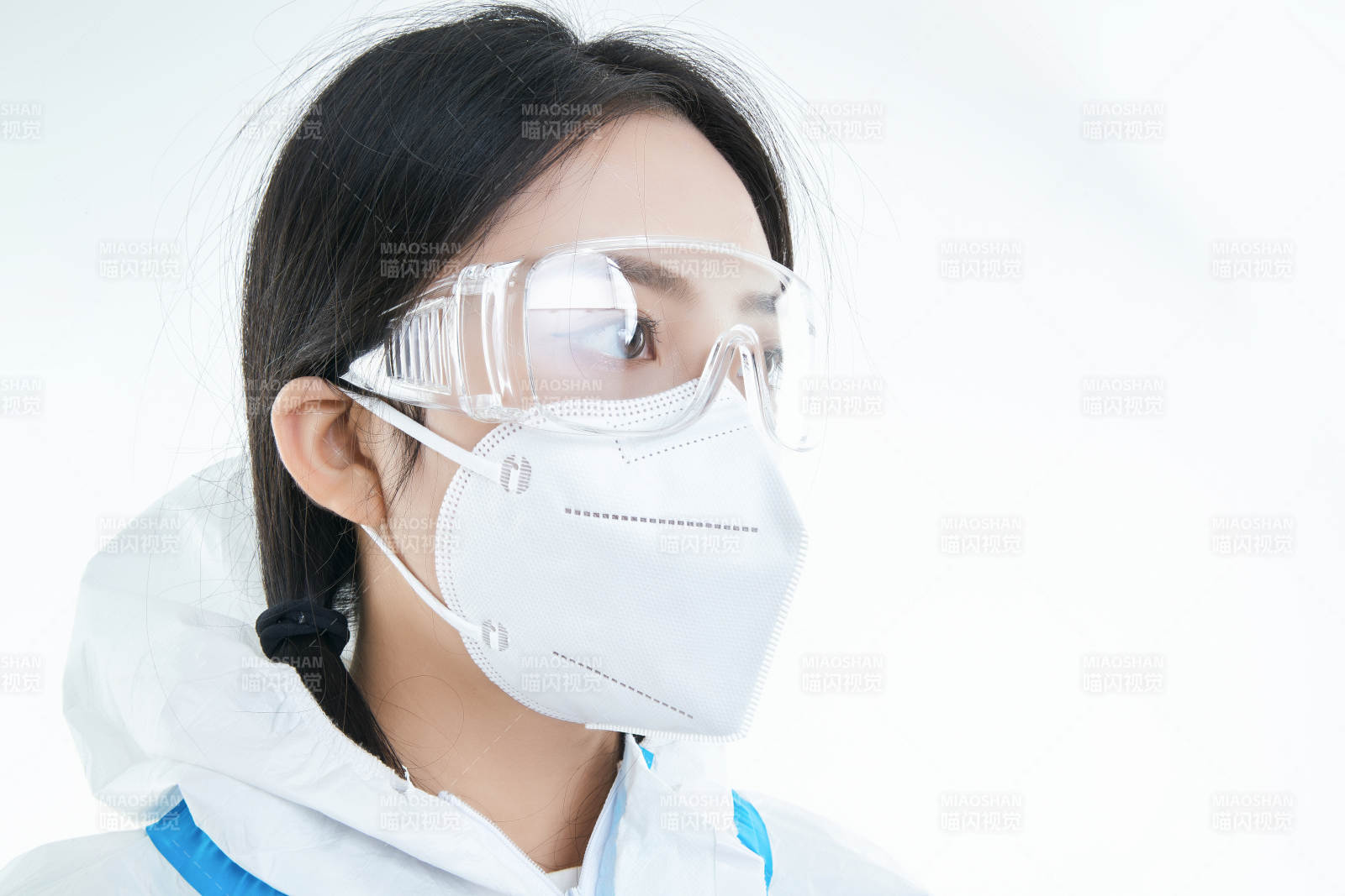 穿白色防護(hù)服佩戴護(hù)目鏡口罩的女性醫(yī)療人員