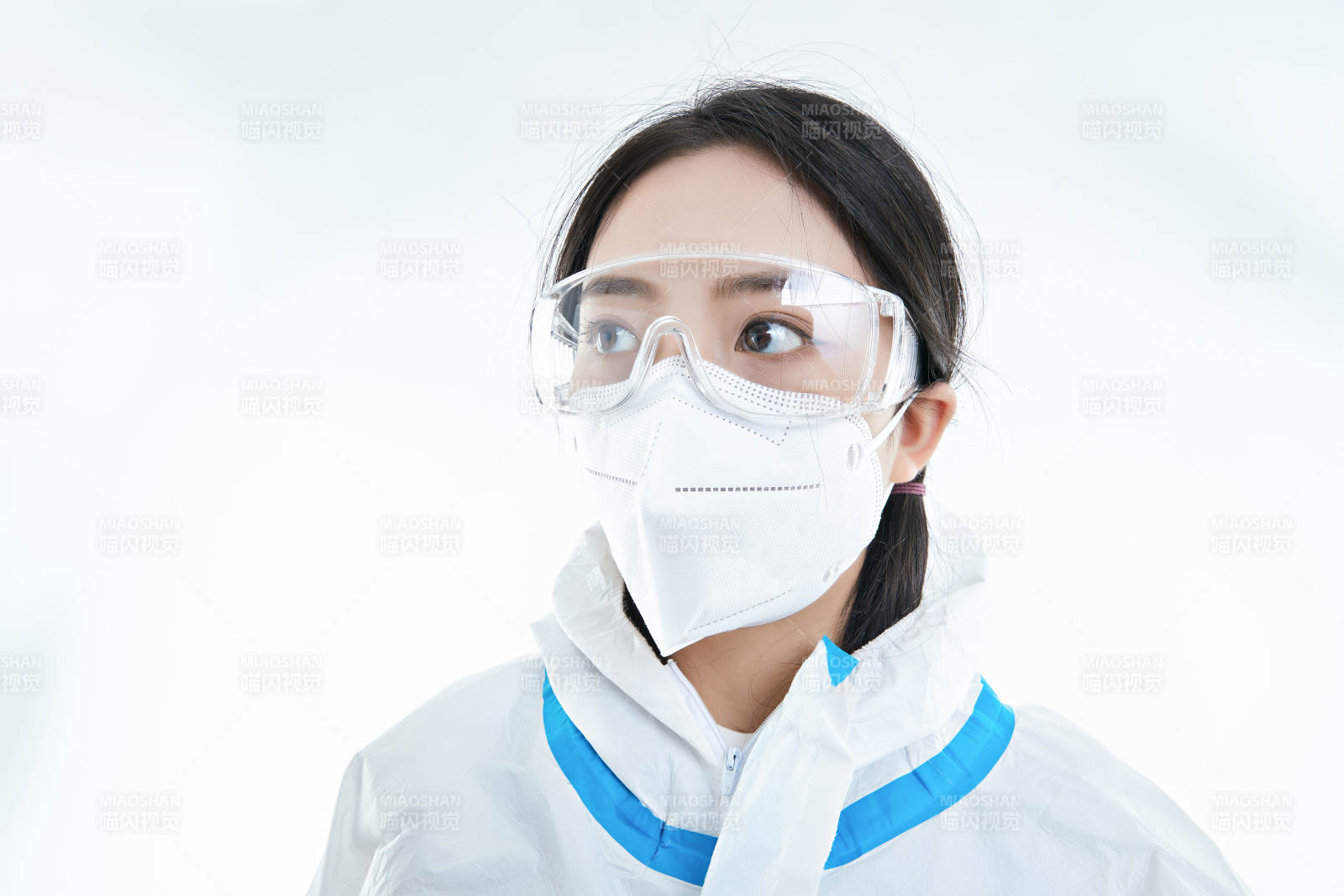 穿白色防護服佩戴護目鏡口罩的女性醫療人員