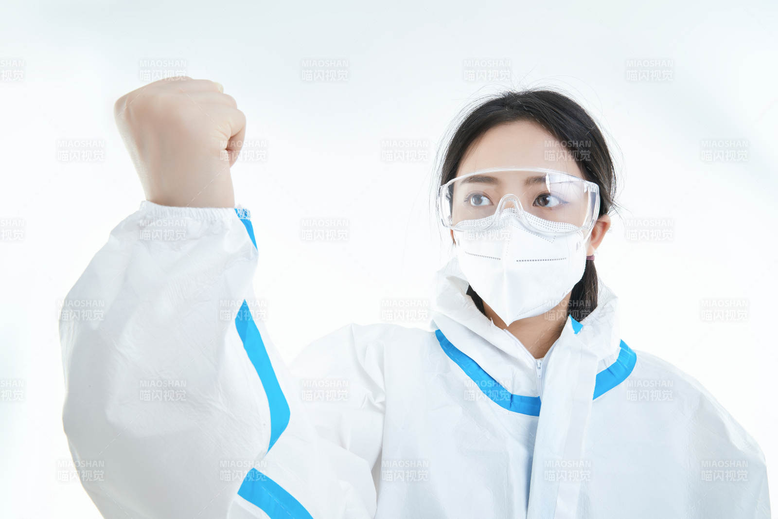 穿白色防護服佩戴護目鏡口罩的女性醫(yī)療人員