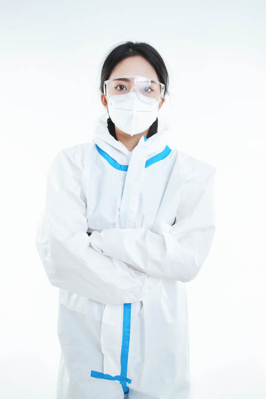 穿白色防护服佩戴护目镜口罩的女性医疗人员