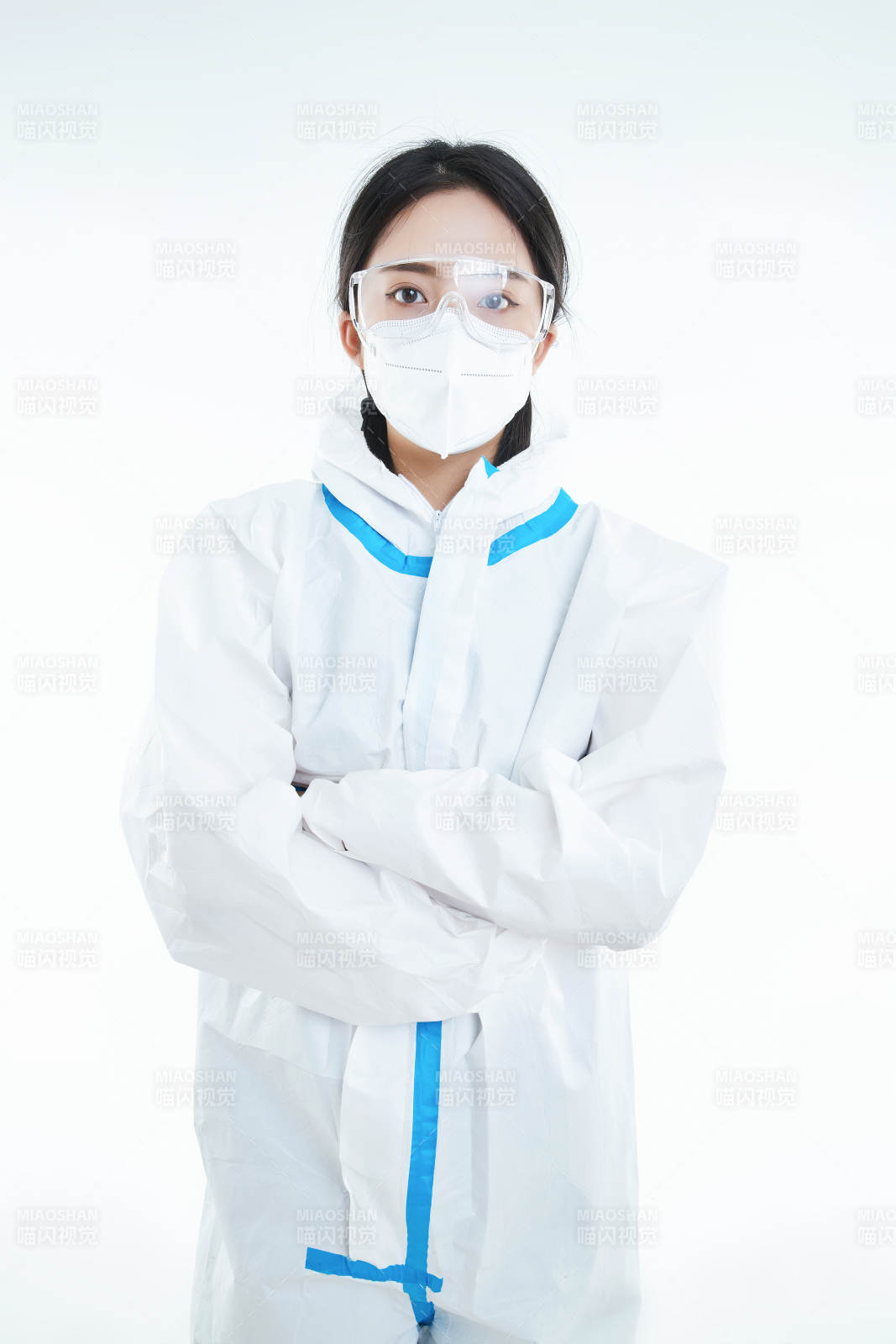 穿白色防護服佩戴護目鏡口罩的女性醫療人員