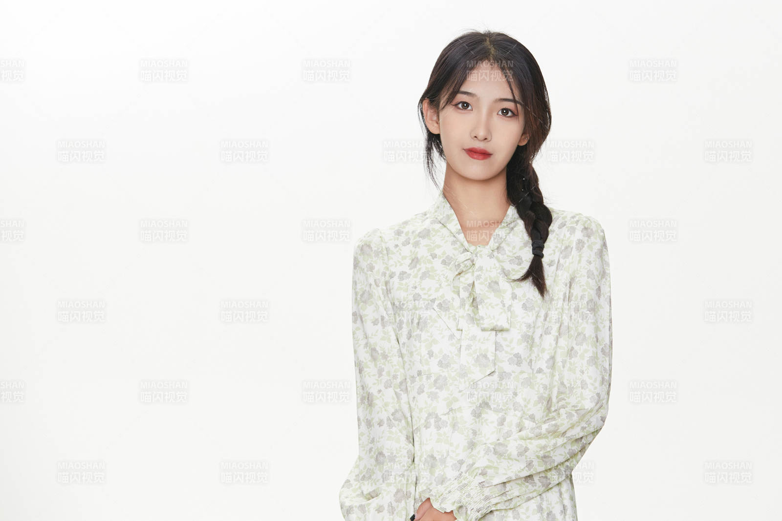 棚里身著時尚服飾的靚麗少女形象