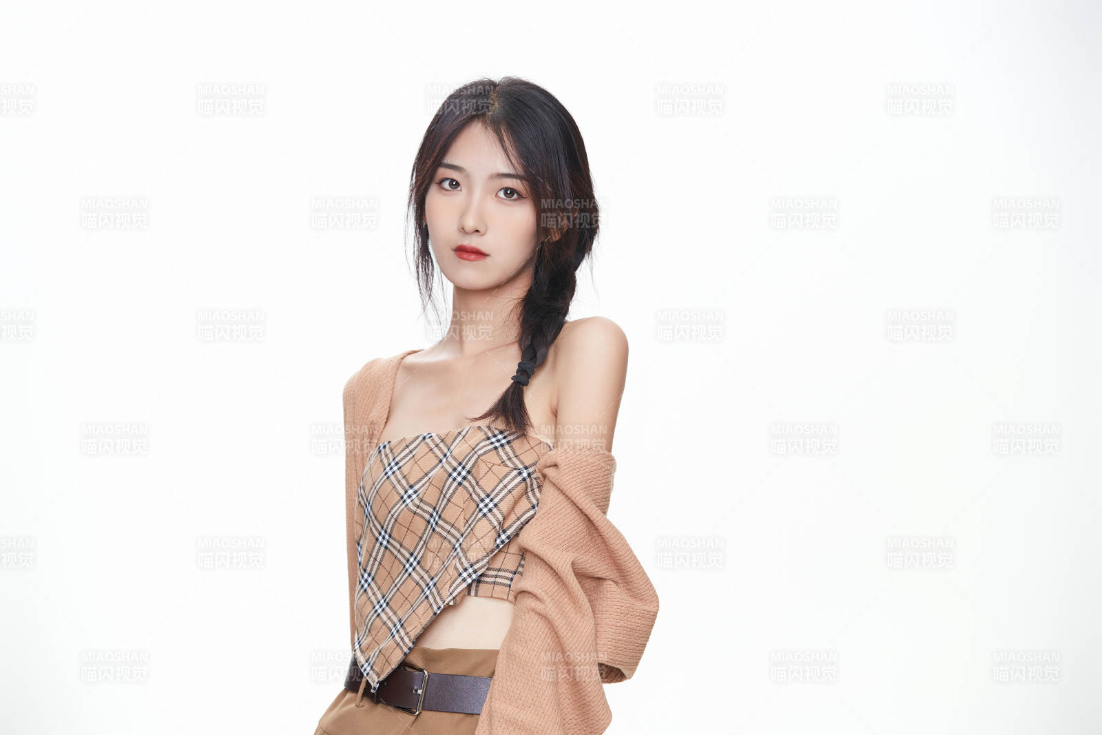 棚里身著時(shí)尚服飾的靚麗少女形象