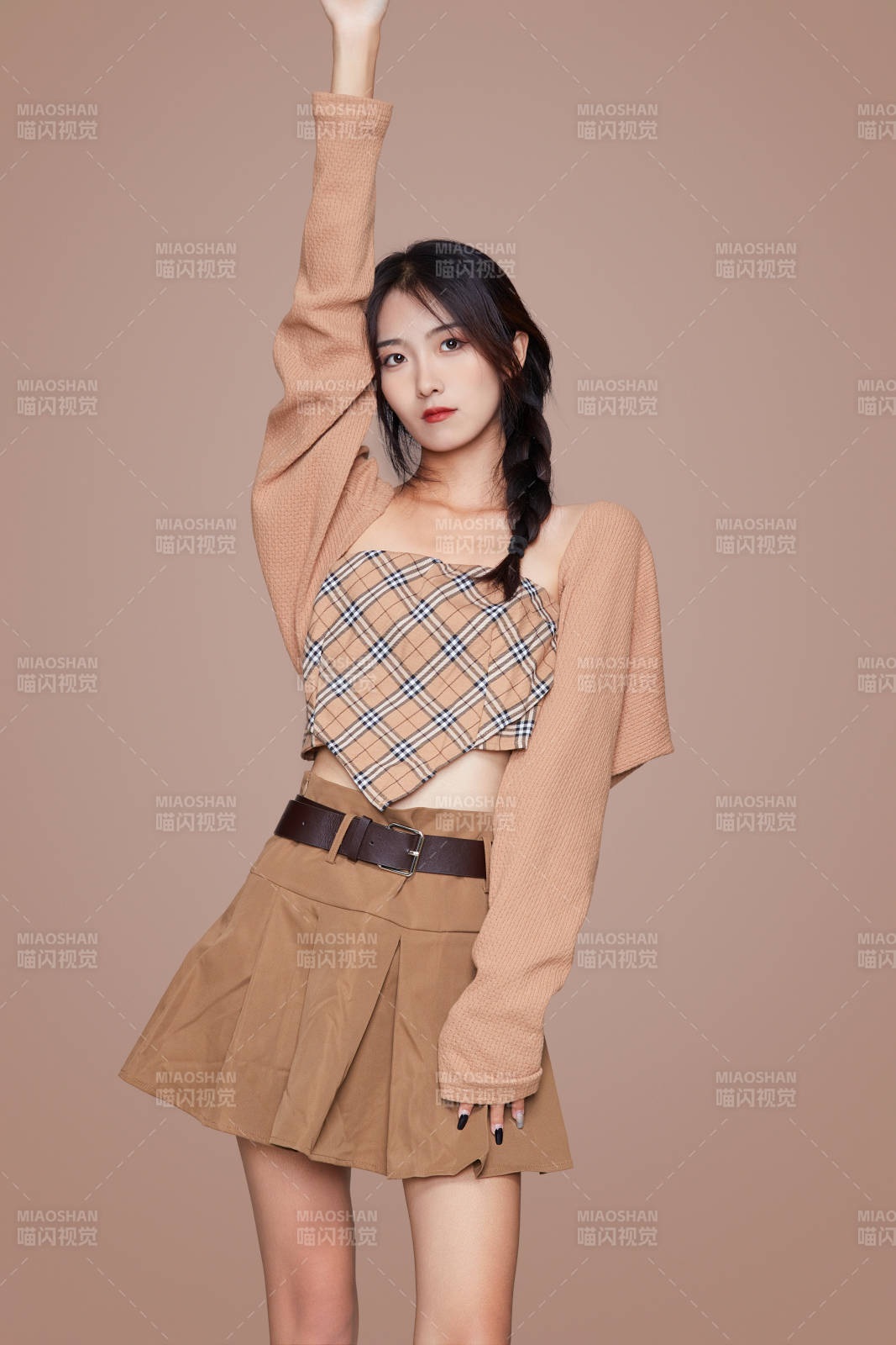 棚里身著時尚服飾的靚麗少女形象