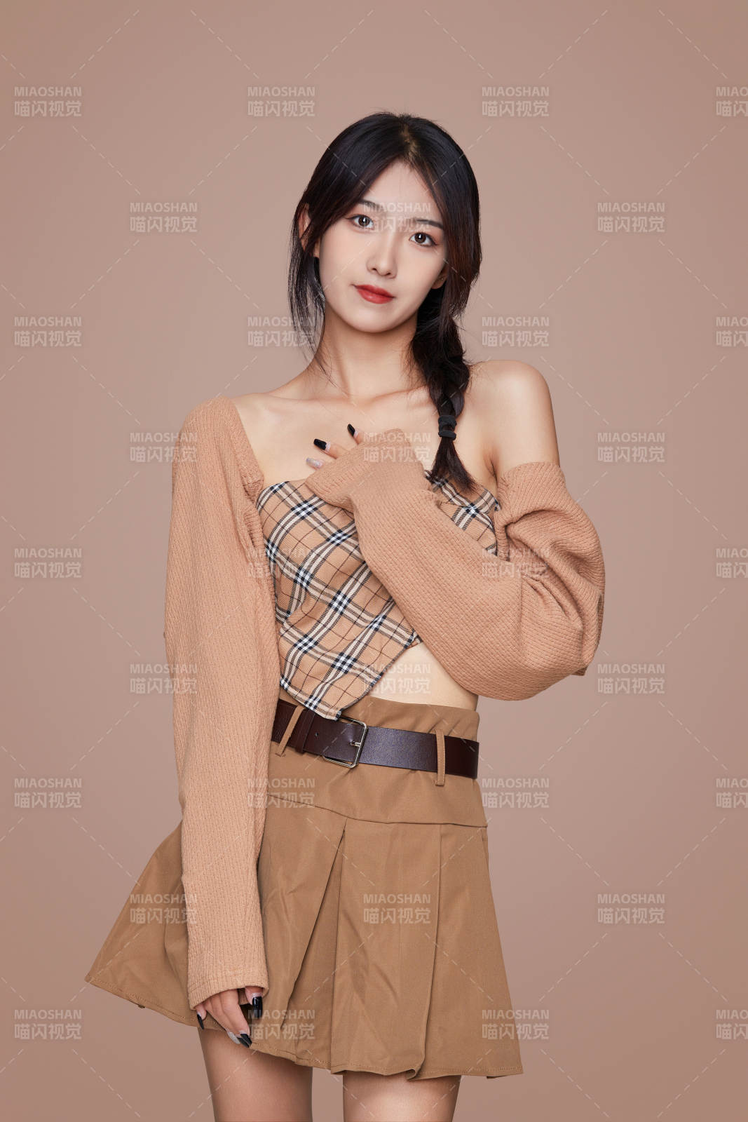 棚里身著時(shí)尚服飾的靚麗少女形象