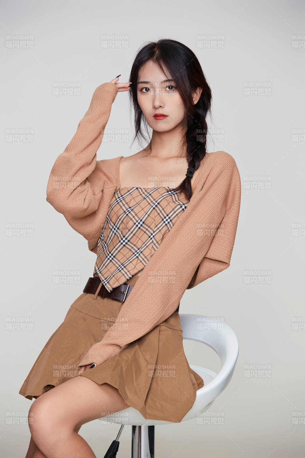 棚里身著時尚服飾的靚麗少女形象