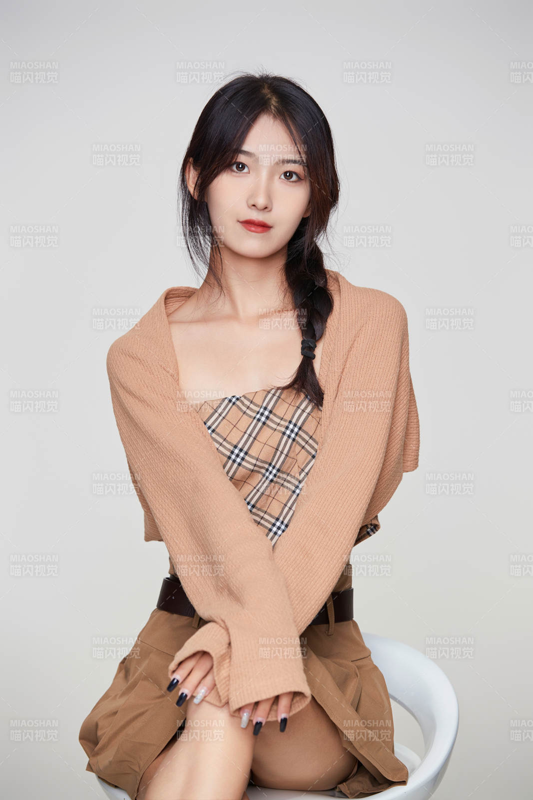 棚里身著時尚服飾的靚麗少女形象