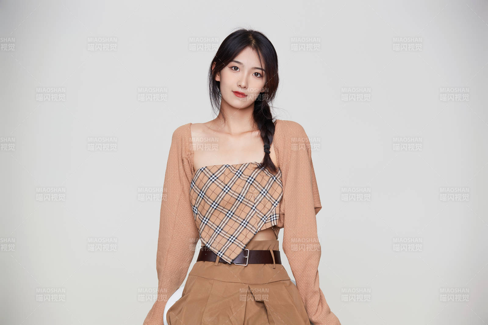 棚里身著時(shí)尚服飾的靚麗少女形象