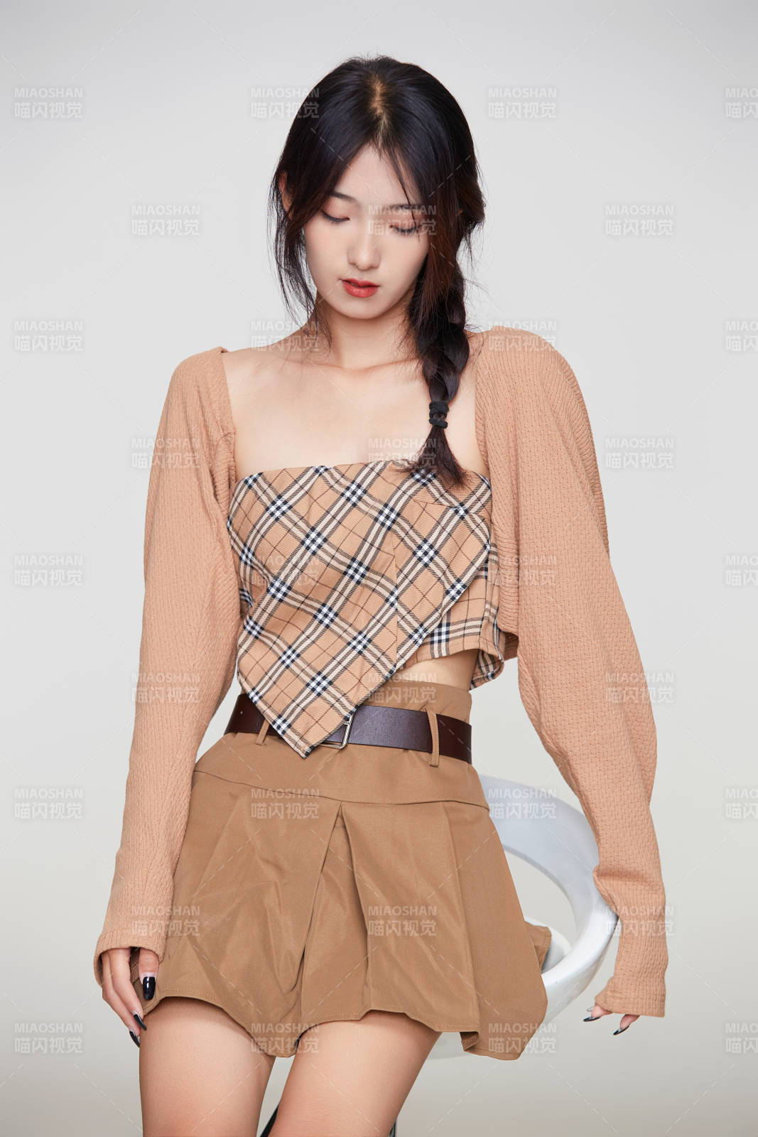 棚里身著時尚服飾的靚麗少女形象