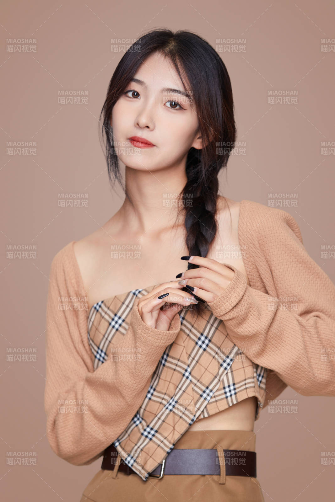 棚里身著時尚服飾的靚麗少女形象