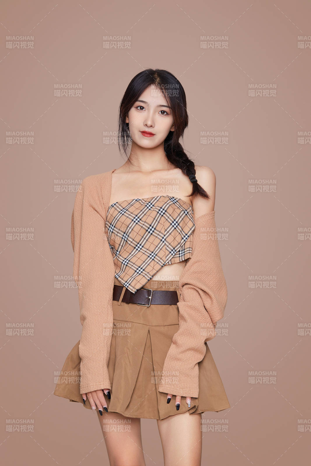 棚里身著時尚服飾的靚麗少女形象