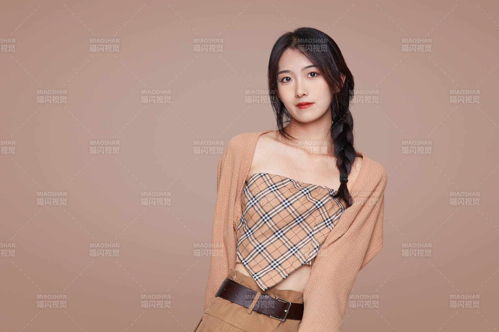 棚里身著時尚服飾的靚麗少女形象