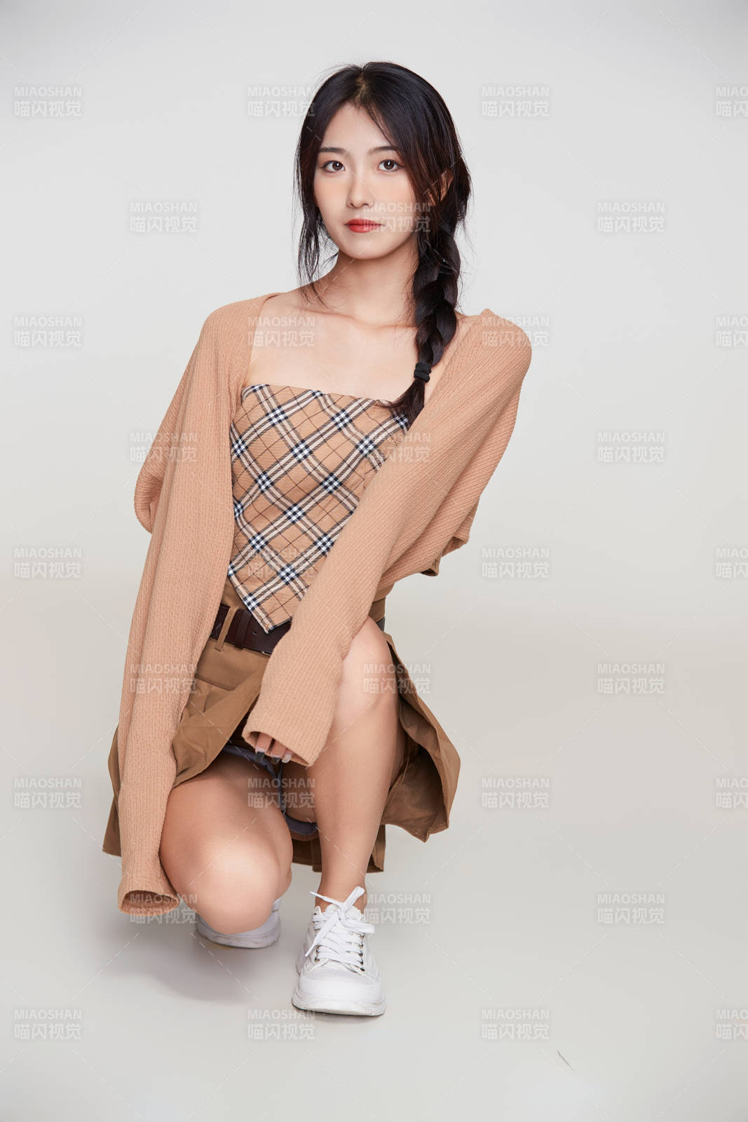 棚里身著時尚服飾的靚麗少女形象