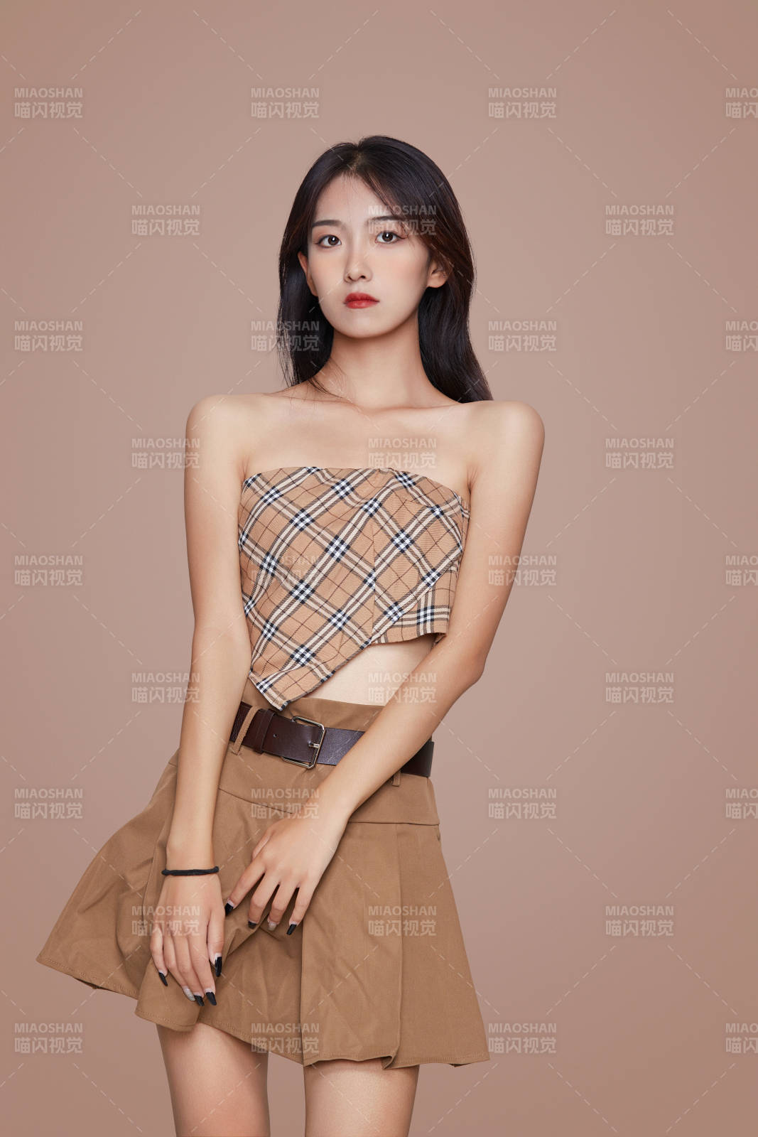 棚里身著時尚服飾的靚麗少女形象