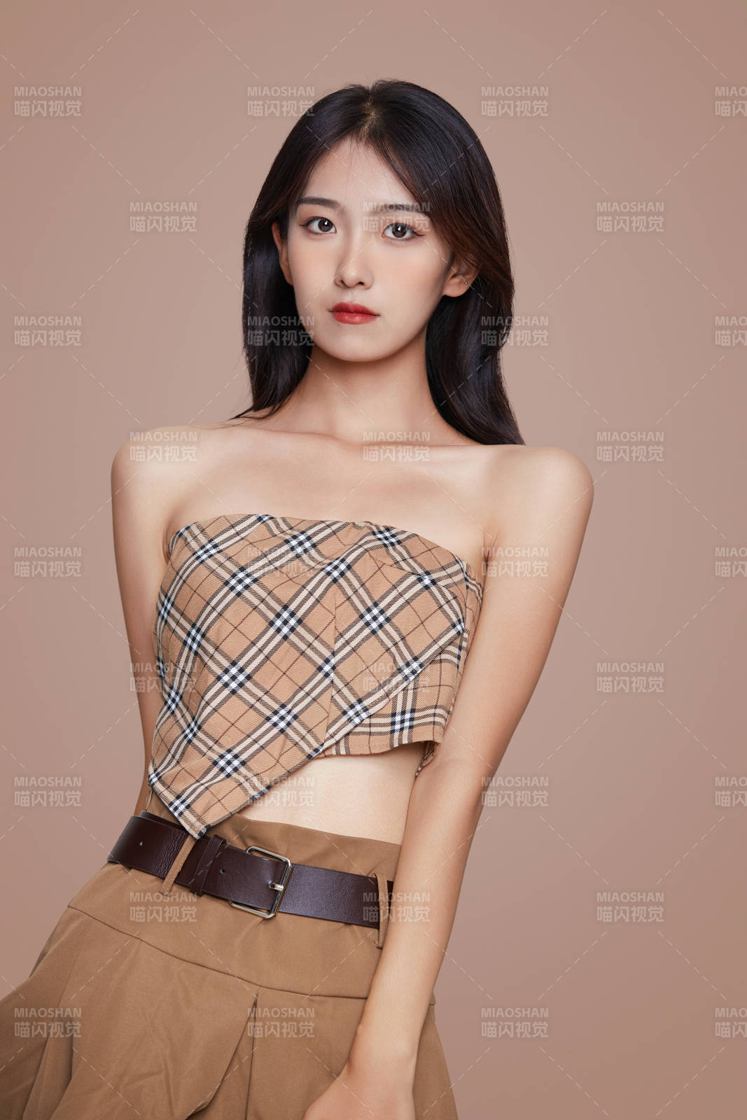 棚里身著時尚服飾的靚麗少女形象