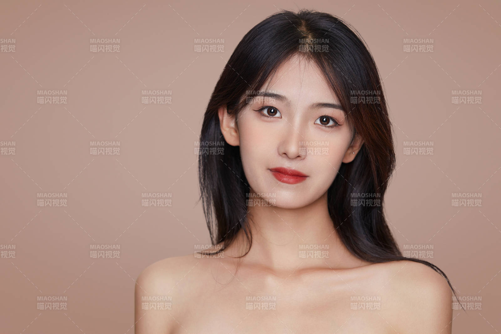 棚里身著時尚服飾的靚麗少女形象