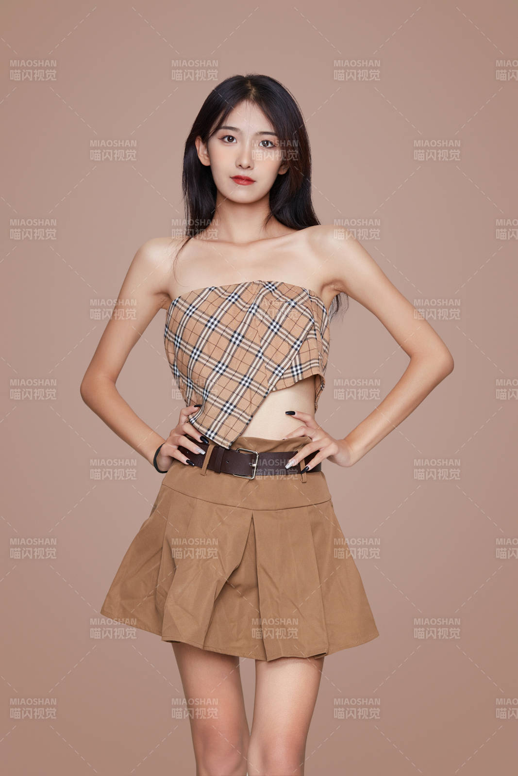 棚里身著時尚服飾的靚麗少女形象