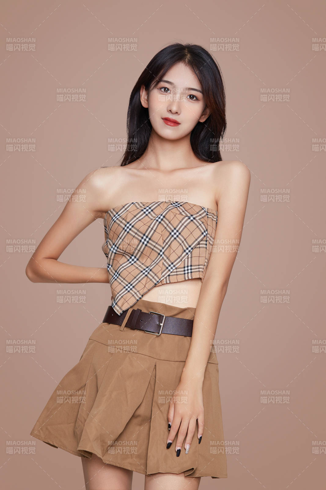 棚里身著時尚服飾的靚麗少女形象